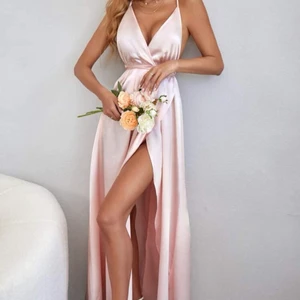 Balklänning  - Helt ny ljusrosa balklänning. Går att knyta hur man vill i ryggen och har en slits vid vänstra benet. Aldrig använda endast testat en gång. Kan skicka fler bilder, frakt tillkommer💗