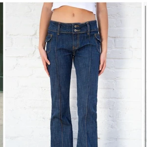 Agatha jeans brandy Melville  - Kostar 40euro=typ 400sek på näter och användat typ 2gånger?? Ganska ny för inte min stil och lite kort för mig som är 168cm. Frakt kostar 66kr och pris kan diskutera❤️