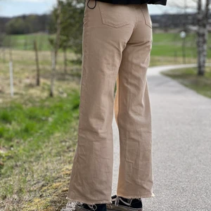 Jeans  - Säljer ett par beiga super sköna jeans från Monki, tyvärr använder jag dem sällan så säljer vidare dem! Fler bilder fås vid intresse, jag på bilden är 173cm 