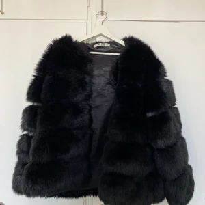 Fejk Päls Jacka DM Retro - Jacka från DM Retro i fejkpäls, sparsamt använd!