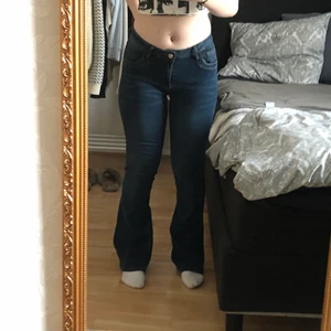 Lågmidjade jeans  - Lågmidjade jätte fina jeans från shein, passar mig i längden jätte bra och jag är 163 ungefär. Storlek xs men dem skulle även passa en s! Säljer för dem kommer inte till användning, andvänt dem en gång.