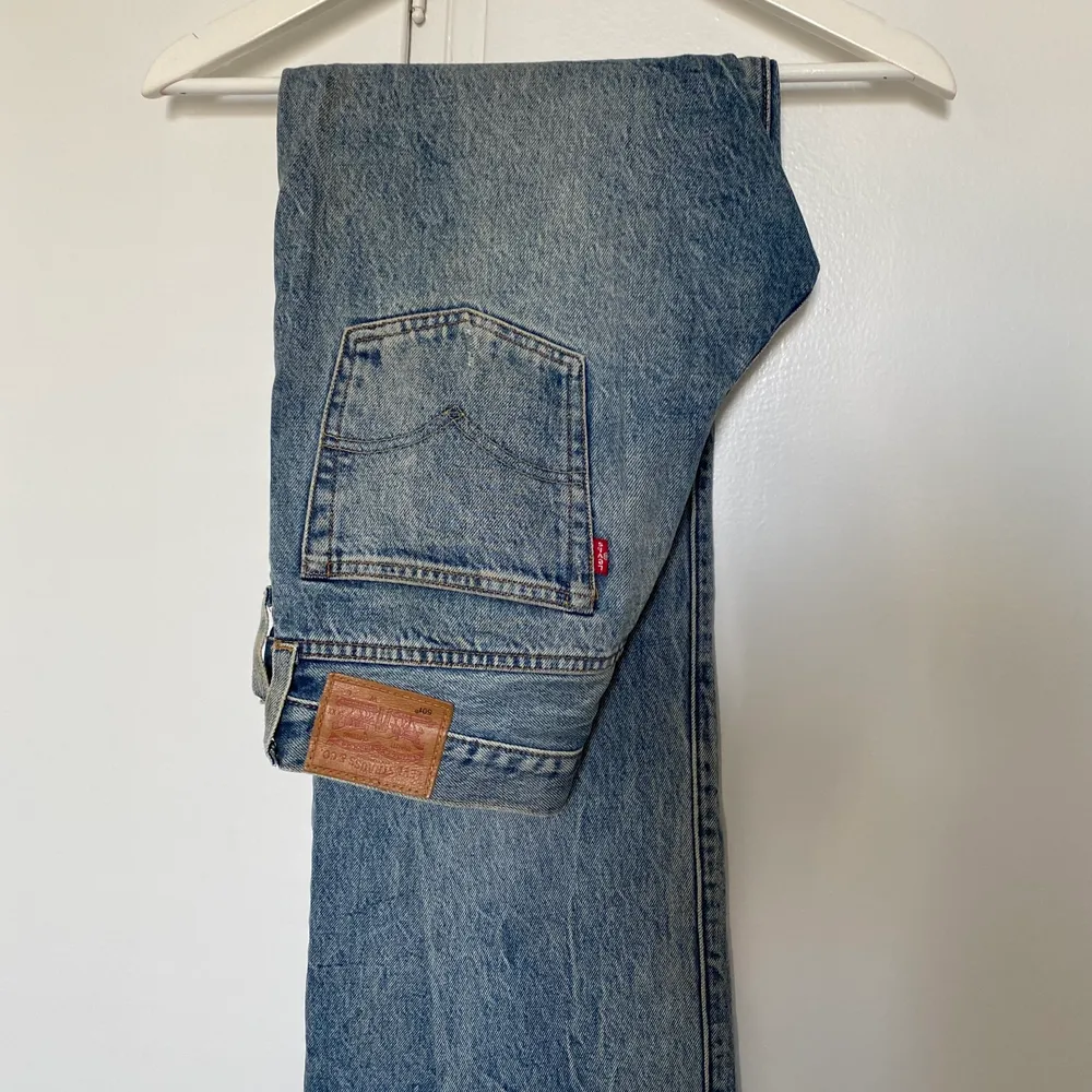 Långa jeans från Levis, sparsamt använda i rejält jeanstyg!. Jeans & Byxor.