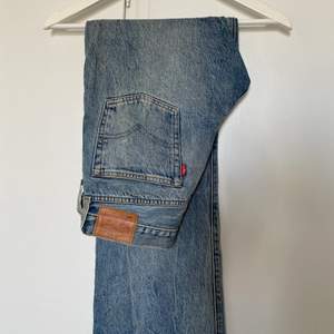 Långa jeans från Levis, sparsamt använda i rejält jeanstyg!