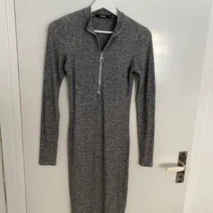 Klänning - Tunnt stickat material, sitter lagom tight 