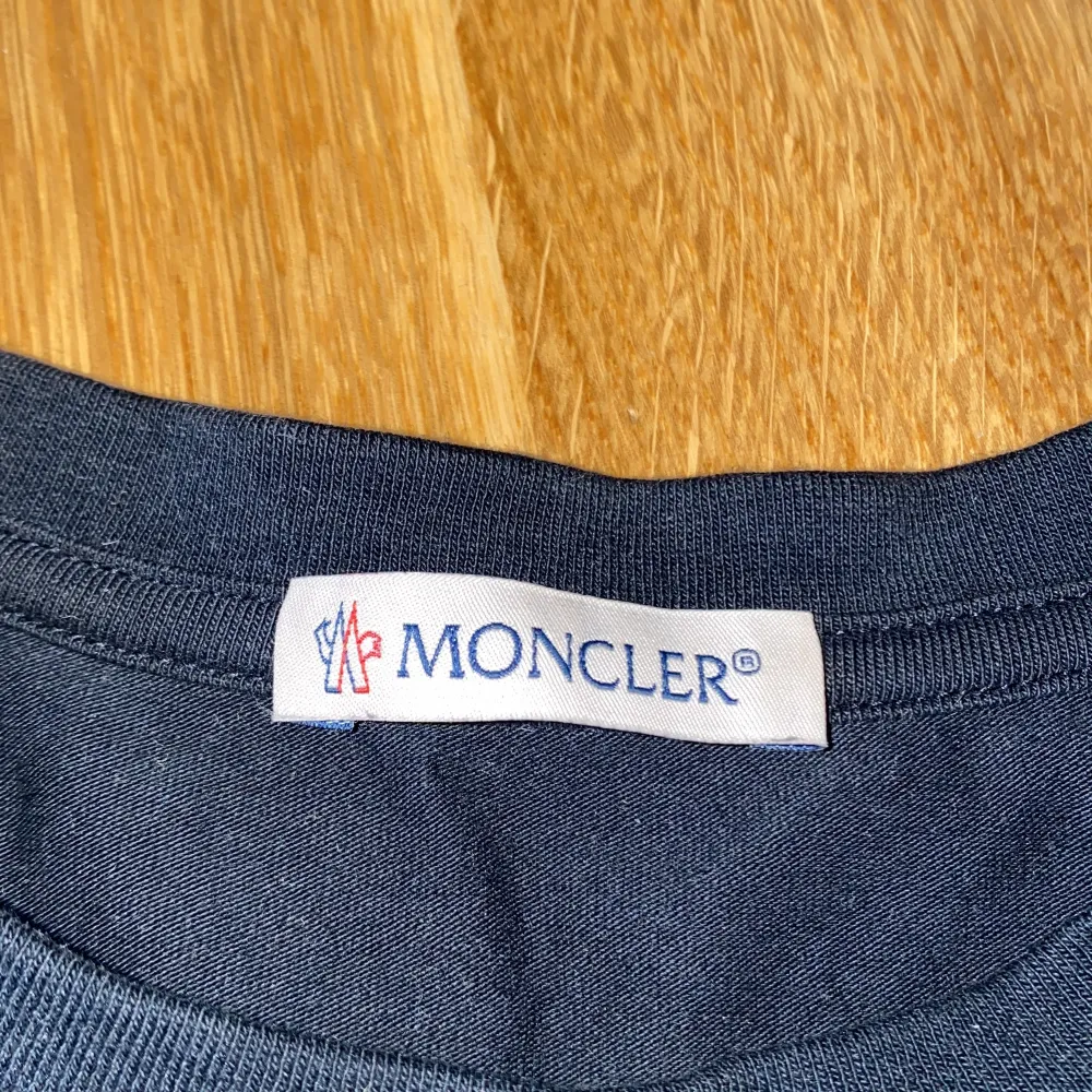 Jätte fin moncler tröja som tyvärr blivit för liten, köpt förra året för ca 1500kr. De har ett glittrande märke mitt på tröjan 💖. Tröjor & Koftor.