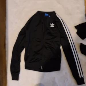 Adidas kofta  - Bra skick. Köparen står för frakt.