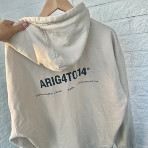 Axel Arigato Hoodie - Säljer min hoodie från Axel Arigato som ej använda längre. I jättebra skick o inga hål eller fläckar, i storlek xs men oversized. Köparen står för frakten!! Kontakta för fler bilder!
