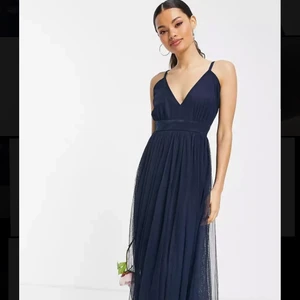 Marinblå klänning från Asos - Säljer denna fina marinblåa klänningen från Asos. Aldrig använt den och lappen är kvar. Endast testat klänningen. Säljer eftersom jag hittat en annan balklänning. Köpt för 929 kr. Bilderna är tagna från Asos och märket på klänningen är Anaya. Skriv om frågor eller om önskan för bättre bilder! 🤩✨