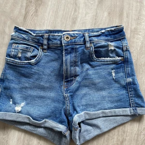 Jeansshorts  - Jeansshorts från Zara med en liten fläck som går att se på bilden