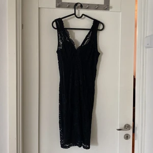 Spetsklänning - Jättefin spetsklänning, aldrig använd. Djupare skärning på ryggen. Knälång.
