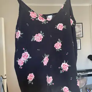 Svart linne med rosa blommor i storlek EUR40