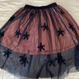 Stellamccartney kjol. Storlek 14+ år funkar även för xs eftersom den har stretch i midjan.