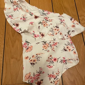 Vit body Tally Weijl Stl S - Body i fint skick, storlek S