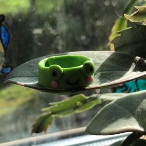 Ring - Handgjord grodring av polymerlera (plast, alltså inget nickel) Gör gärna andra motiv/storlekar oxå:)🐸