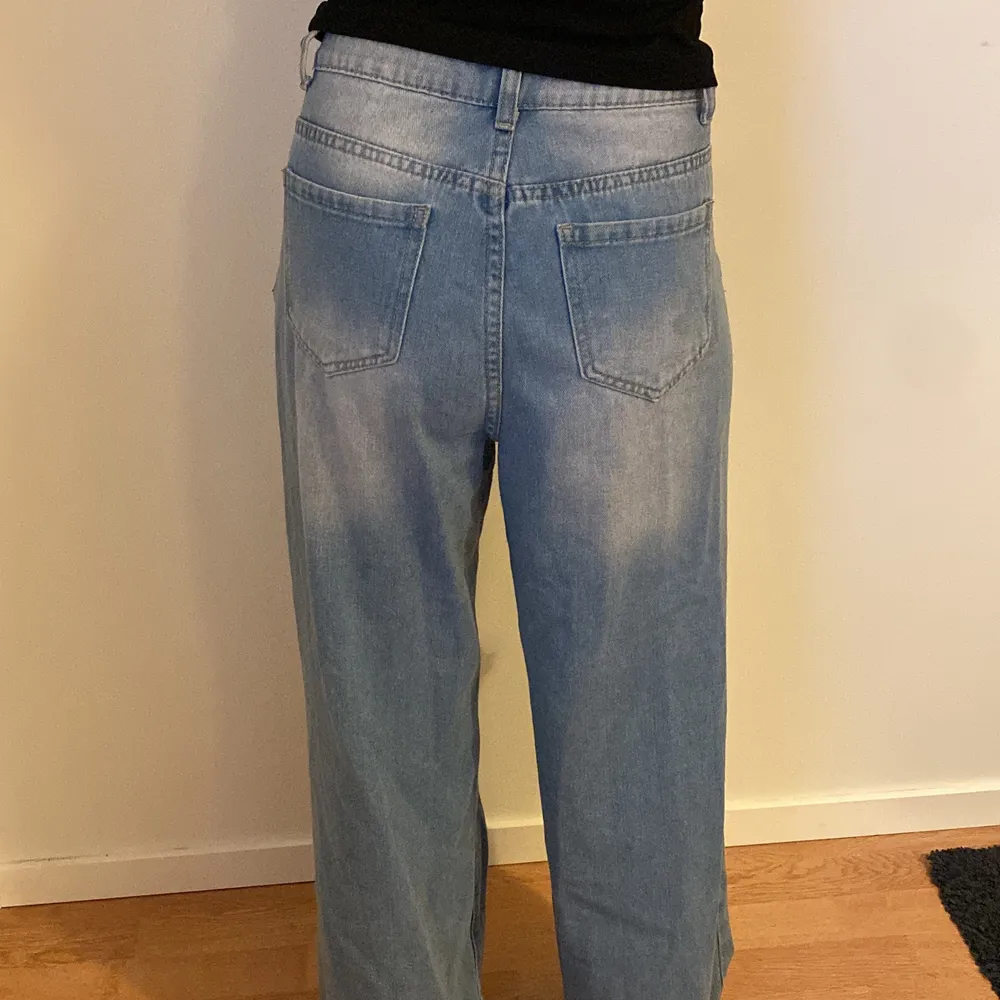 Jeans som inte är min stil längre i s .  tjejen som har på byxorna har xs så vi ha knutit dom tittare så tro inte de inte kommer passa er . Original pris 200. Jeans & Byxor.