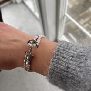 Paul Hewitt armband - Paul Hewitt armband i nyskick. Armbandet är ljusrosa med silver detaljer/ankare. Nypris ca 600 kr. De är bara att höra av sig för mer info:)