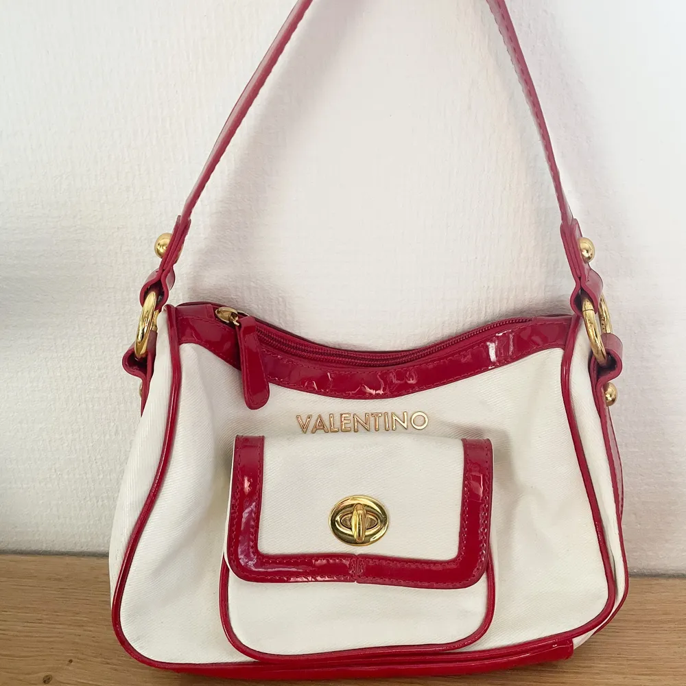 Valentino väska (fejk) tror jag… köpt på secondhand. Men himla unik. Super fint skick. . Väskor.