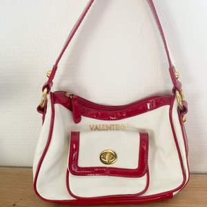 Valentino väska (fejk) tror jag… köpt på secondhand. Men himla unik. Super fint skick. 
