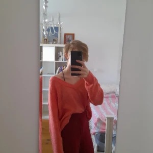 Stickad rosa tröja - Kan även byta tröjan mot ett annat plagg gratis ✌ Persikofärgad tröja med bred urringning. Kliar inte! 🙏Älskar den men är lite för stor för mig😭 Står S på plagget men tycker den ligger mer mellan M och L🤷‍♀️ Vegansk🌿