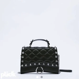 Zara väska - Säljer denna jättefina zara väskan med nitar, inte används alls mycket och i bra skick. Ringen ör bort klippt, skriv privat för fler bilder💞 köpt för ca 300kr