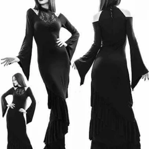 Killstar Forever Fade fishtail maxi dres -   Killstar Forever Fade fishtail maxi dress.  Storlek S. Slutsåld. Vill påpeka att den är uppsydd för att den skulle passa mig som är 155cm. som ni ser på bilden på mig så är det extra volanger under brösten. Så klänningen ser ej ut som orginalet (första bilden) utan ser ut som på andra bilden.   250kr + 66kr spårbar frakt! 🥰