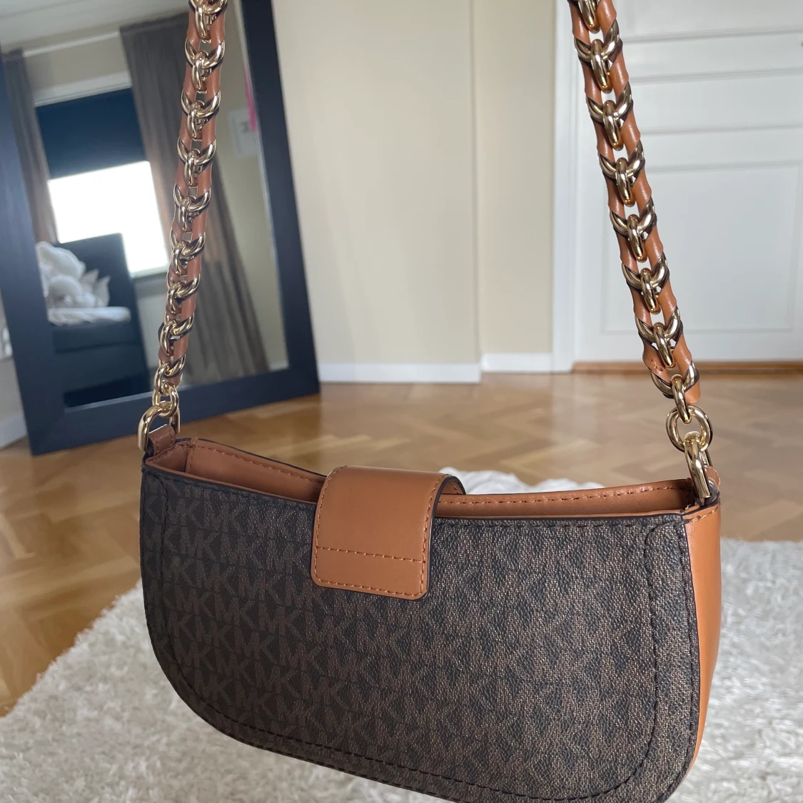 michael kors axelremsväska  - 91