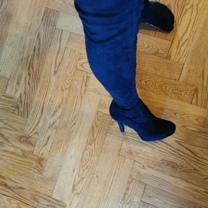 Lårhöga klackskor  - Lårhöga klackskor i storlek 37. Använda vit 1 tillfälle. I väldigt fint skick, inget o anmärka på. 