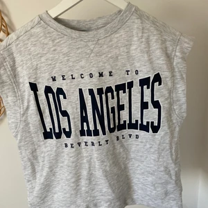 Väst - As ball väst från zara, använt några fåtal gånger. Älskar den såå mycket❤️ Ny pris 250! Storleken är 152 men jag är 14 och 164 och kan fortfarande ha den! Skulle säga att den e mer en Xs