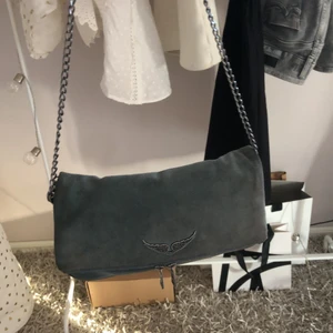 Zadig väska - Jag funderar lite på att sälja min fina Zadig väska! Själva väskan är i bra skick, medans bara det långa bandet finns kvar💗 Säljer inte för under 600 kr🤗 jag hade helst bytt väskan mot något annat!