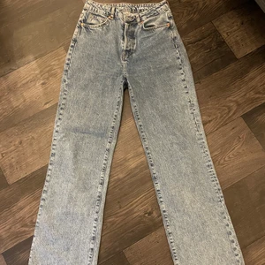Bikbok jeans - Säljer mina blåa bikbok jeans. Knappt använda. Storlek 28 längd 32. Köparen står för frakten!
