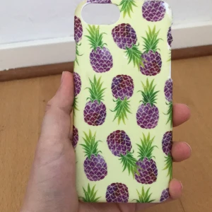 Ett annans mobilskal - Ett mobil skal med lila annanaser som motiv. Ett skal för iPhone 6, SE och 7❤️