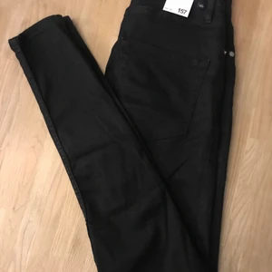 Lager 157 svarta snake jeans stl L - HELT NYA och ALDRIG ANVÄNDA svarta snake jeans!!  Säljer på grund av att de inte passade :/ Hör gärna av dig om du skulle ha någon fråga <3
