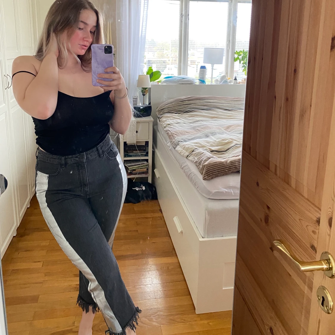 Gråa jeans med silvrig rand  - 90