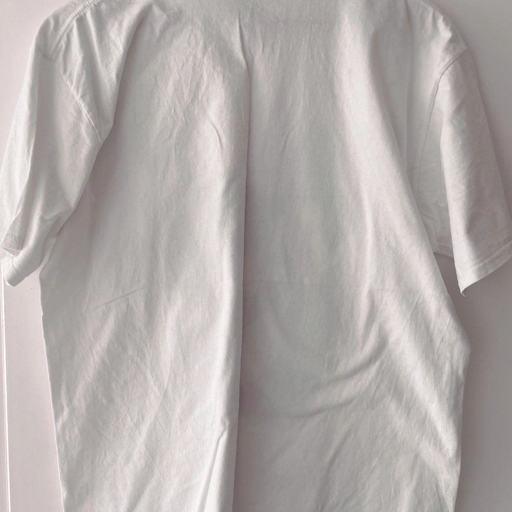White graphic XL t-shirt, standard fit. Worn once or twice. Retail price ~350sek. T-shirts.