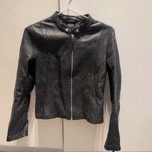 Skinnjacka - Skinnjacka från Zara. 