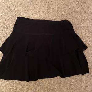 Kort svart kjol är strechig men ganska kort!💗
