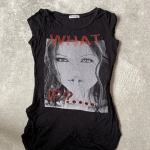T-shirt  - En super stretchig tröja som står what if med cristaljer 