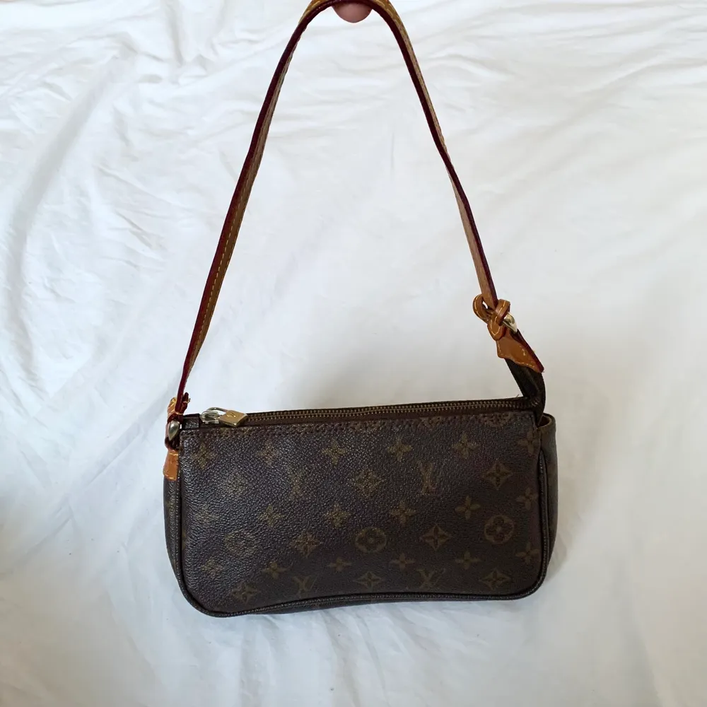 Jättefin fake Louis Vuitton väska, köpt här på plick⭐️. Väskor.