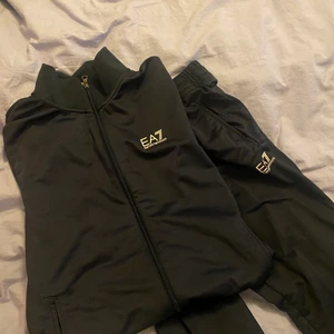 Armani tracksuit - Blå jättefin Armani tracksuit i storlek M, knappt använd så är i jättebra skick!!  Nypris på hela settet 1500 kr nytt!