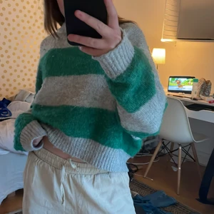 Stickad tröja - Säljer denna trendig stickade tröjan som är slutsåld. Bra skick storlek S. 250 plus frakt 