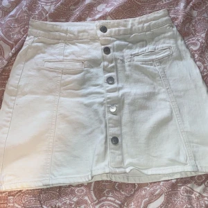 vit kjol - En super fin kjol från Lindex. Helt ny. Aldrig använd. Super bra skick. Passar super bra till sommaren. Köparen står för frakten.