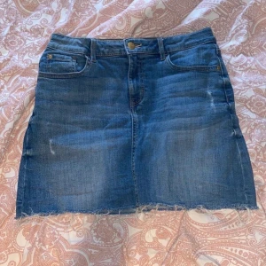 jeans kjol - En jättefin jeans kjol från lindex. I ett jättebra skick använd 1 gång. Säljer den då den aldrig används och bara sitter i garderoben. Passar super bra till sommaren. Kjolen är 158/164 men den passar mig som är S också. Köparen står för frakten. 