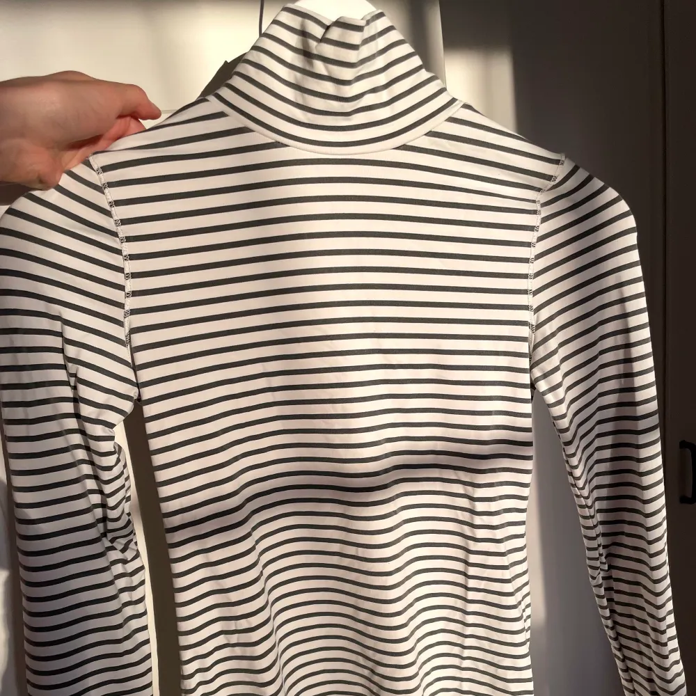 En fin randig Tröja från Zara i storlek XS i vit och svart. Köpte för några år sedan. Det roliga är att tröjan är i ett härligt silkes/satinmaterial vilket är väldigt skönt och svalkande tyg nu till sommaren. Det var alldeles för länge jag använde den, därför behöver den inte längre vara kvar i min garderob :) 🌷. Yläosat.