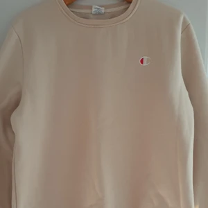 Champion Tröja - Väldigt bekväm Champion "Reverse Weave" tröja i aprikosfärg. Använd varsamt, endast några få gånger. Storlek XL men sitter mer som en S-M. Längd: 64cm Bredd: 53cm