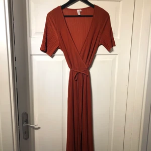 Röd omlottklänning från & Other Stories  - Fin röd omlottklänning från & Other stories. Strl 40, men liten i strl, passar en S! Ej använd särskilt mycket, så i bra skick. 