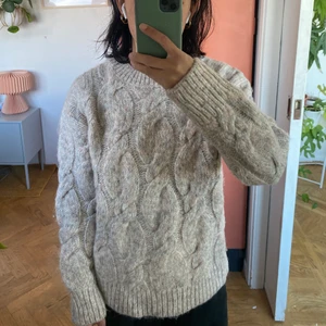 Super fin fisherman tröja - Jättefin varm tröja från New Look. Färgena är créme, grå och ljusrosa. Den är i perfekt skick, användas bara en gång!