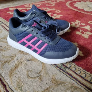 Skor - Gym/löpskor stl 38 (små i storleken), använda men i bra skick