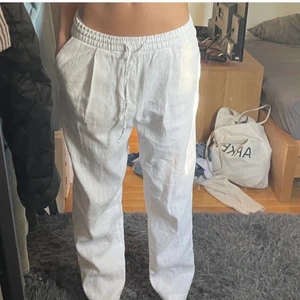 Linnebyxor  - Oanvända linnebyxor, obs första bilden är lånad!!! Passar bra på en som har S i vanliga fall. Hon som bär dom är 165 cm lång ungefär! Köp direkt för 500kr