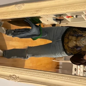 Mid waist jeans - Jeans köpta på h&m men som blivit för små. Bra skick, knappt använda. Med slitningar längst ned för att få dem lite längre. Pris kan diskuteras + frakt tillkommer 🌸