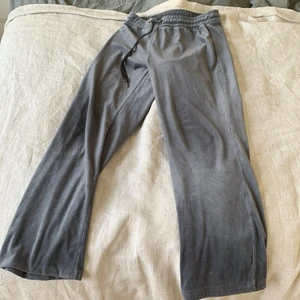 Ginatrico mjukisbyxor - Trendiga mjukis byxor från ginatrico. Använde förläggarna och var då kortare så vi sydde up dom men dom som har S och är 1,50 är dom perfekt för dig. Köparen står för frakt